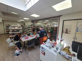 Voorleesuurtje en kleuren bij Karmac Bibliotheek