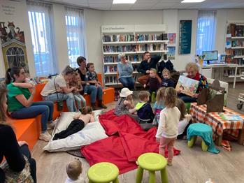 Voorleesuurtje en kleuren bij Karmac Bibliotheek