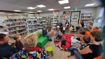 Voorleesuurtje en kleuren bij Karmac Bibliotheek