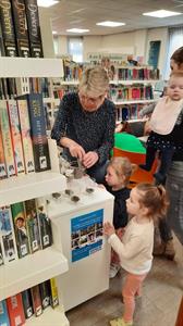 Voorleesuurtje en kleuren bij Karmac Bibliotheek