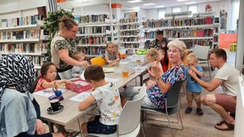 Voorleesuurtje bij Karmac Bibliotheek